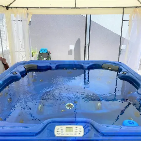 Lux Sea Shell With Jacuzzi Makarska