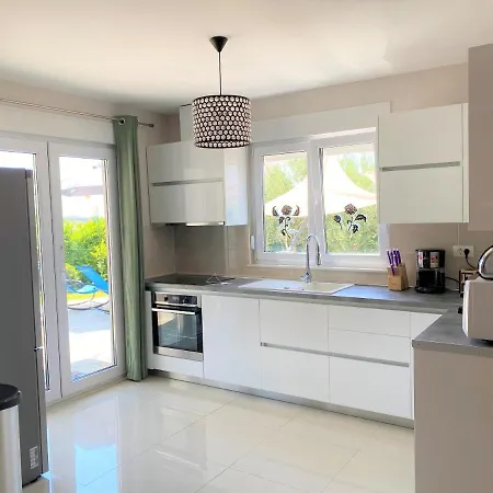 Lux Sea Shell With Jacuzzi Makarska