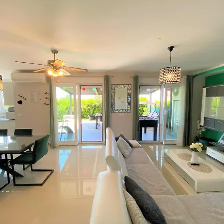 Lux Sea Shell With Jacuzzi *