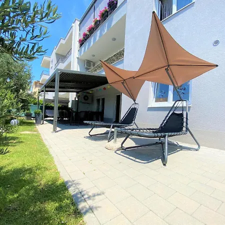 Lux Sea Shell With Jacuzzi