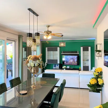 Lux Sea Shell With Jacuzzi