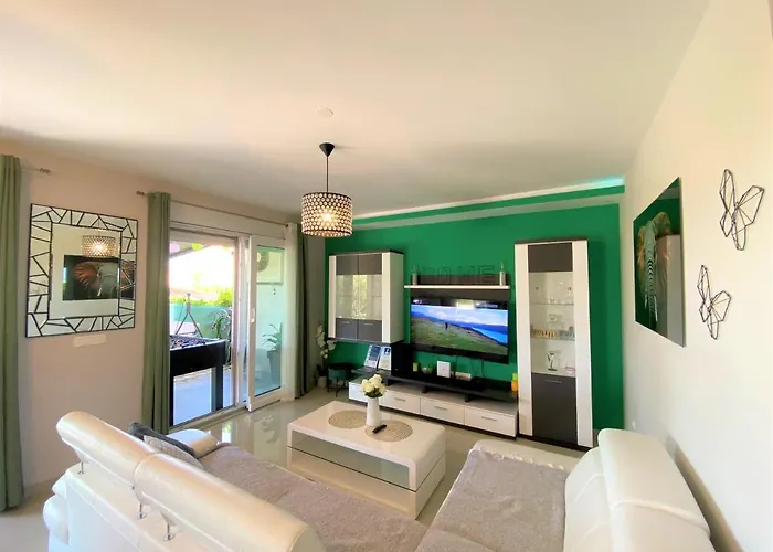 Lux Sea Shell With Jacuzzi *