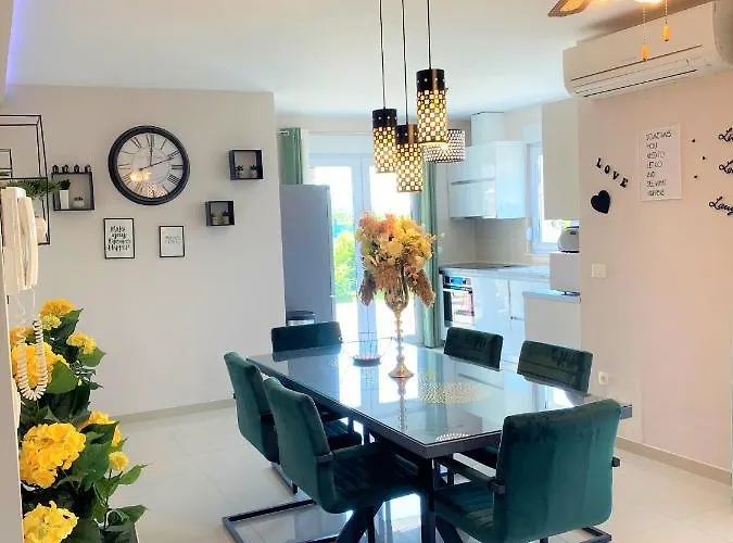 Lux Sea Shell With Jacuzzi *