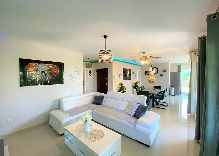 Lux Sea Shell With Jacuzzi