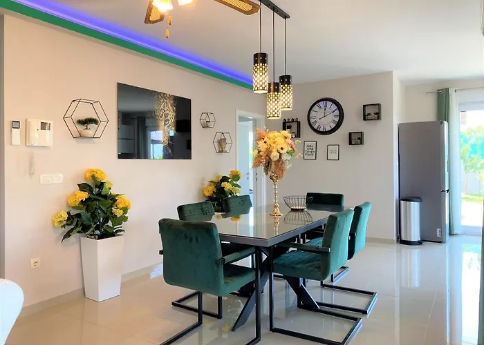 Lux Sea Shell With Jacuzzi