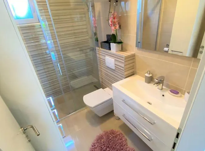 Lux Sea Shell With Jacuzzi