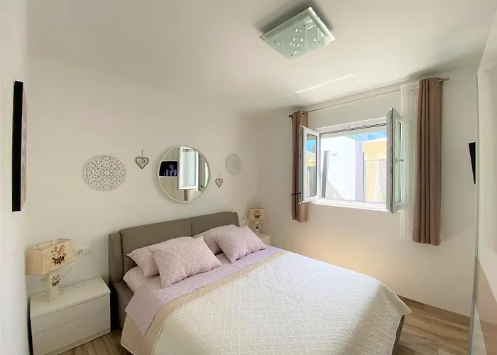 Lux Sea Shell With Jacuzzi