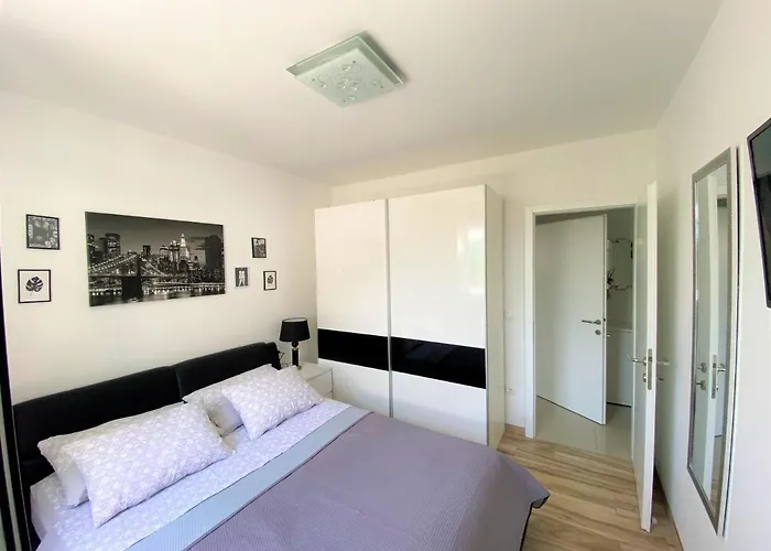 Lux Sea Shell With Jacuzzi *