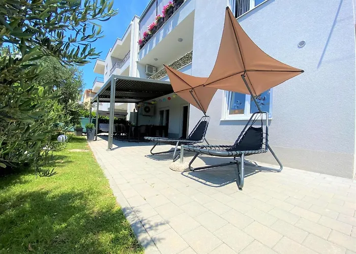 Lux Sea Shell With Jacuzzi